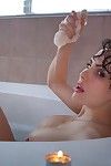 morena Amador Katie Bancos mostrando ela cor-de-rosa buceta no banheira de hidromassagem :por: à luz de velas