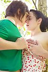 วัยรุ่น ผู้หญิง ใน แว่น จูบกัน แล้ว disrobing ออกไปเที่ยว สำหรับ ก่อน เวลา lez เซ็กส์