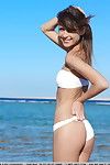 Bella bruna Mia D a il Spiaggia levata bikini Per mostra rasata bagnato figa