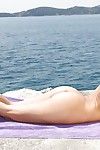 Slank Blond Babe met geschoren kut strippen uit haar kleding outdoor