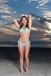 Playa Babe Sara Luvv tiras Bikini a pose desnudo & mostrar Pequeño Tetas en el arena