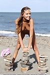sexy jóvenes mango Un cobertizos encaje bragas a desnudo pequeño Culo & calvo Twat en Playa