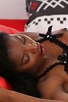 gros seins noir Euro milf Jasmin Webb se masturber chatte dans sexy lingerie