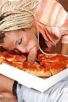 Profundo pechugona MILF Con afro racimos Consigue Sucio Con Un colgado Pizza chico
