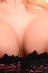करीब ऊपर प्रस्तुत दृश्य से एक बड़े स्तन सुनहरे बालों वाली बेब गर्मियों में Brielle टेलर