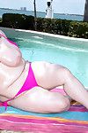 Kilolu solo Model delikanlı Lynn Şeritler kapalı Bikini üst ve şort içinde havuz
