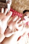 热 洛克希 雷伊 在 比基尼 & 裸露的 脚 传播 猫 嘴唇 & 炫耀 性感的 脚趾