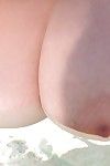 गीला लड़की Lucie वाइल्ड मुक्त विशाल प्राकृतिक स्तन से बिकिनी में पूल