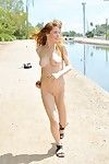 caliente Adolescente pelirroja tiras Bikini en Piscina a exponer bonito Pechos & calvo Coño