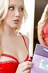 Dirty blonde Cherie Deville Verführen junge blonde Samantha Rone für dyke Sex