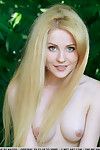 blonde Glamour Babe Fay Liebe befreien winzige teen Titten aus Bikini im freien