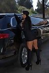 latina Babe August taylor posing in chauffeur\'s uniform und Knie Hohe Stiefel