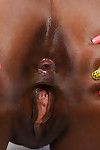 Afrikaanse amateur amber crème modellering naakt op bank voor eerste tijd