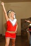 Slutty nastolatek dostaje przejebane i smaki niektóre Dyplom w jej cheerleaderka Słuchanie