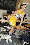 Cheerleader estudante Katie Jordin espalhando buceta no Em sala de aula