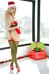 圣诞 精灵 阿比盖尔 Mac & Anikka Albrite 炫耀 长 腿 和 热 屁股 在 高跟鞋