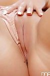 यूरोपीय एकल लड़की एम्मा ग्रीन baring बड़े , स्तन और मुंडा चूत