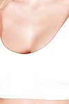 सुंदर सुनहरे बालों वाली फूहड़ के साथ मध्यम स्तन जबरदस्त चुदाई और दिखा रहा है उसके शरीर
