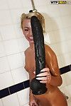 dronken Blond Coed het nemen van douche en spelen haar Honger kut