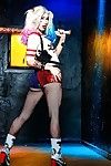 cosplay ถูกกระตุ้นทางเพศโดย นางแบบ อาเรีย อเล็กซานเดอร์ แพร่กระจาย สีชมพู หน้าตัวเมีย ใน ฉีกขาด pantyhose