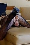 Dartel milf in hot Cosplay Outfit onthulling haar kut en groot tieten