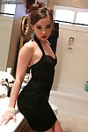 sexy Morena Capri anderson es Irresistible en Un poco Negro vestido