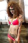 Saucy Brunette cosplayer Kleio onthult haar zombie tieten en kut