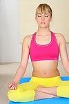 Flexible Lesben babes lecken nass Fotzen bei die Yoga Klasse