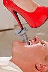 Flexy Femdom ผู้หญิง นิกกี้ D ใน สีแดง ชุดขั้นในเกลือนกลาด facesitting & pegging ก้น กับ dildo
