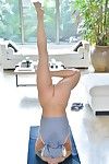 Flexibel Blond Babe Strips naar beneden en doet aantal Yoga houdingen in De naakt
