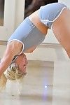 elastyczny Blondynka Kochanie paski w dół i nie niektóre joga postawy w w Nagie