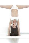 Flexible Brünette Babe LUCY Doll befreien winzige teen Titten aus Büstenhalter