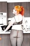 Schattig redhead Proxy Paige in panty & blote Voeten baring groot kont in keuken