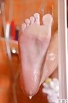 A piedi nudi euro pulcino Inna sirina bagnante Bello Culo e gambe in doccia