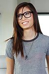 nerdy laska Kimberly Costa pozowanie Nie Nagie w lycra Spodnie i okulary