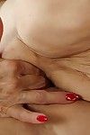 brzydki Blondynka babcia Janet Leslie скалит Mały obwisłe cycki przed masturbuje się