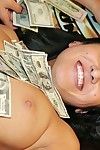 sexy Babe Natasha Starr ottiene Il suo rasata figa scopata per soldi