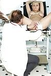 करीब ऊपर डॉक्टर की जाँच करें के एक दुर्जेय बेब Alexa बोल्ड के साथ gyno स्तन