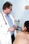 Nadgorliwi klapa gwiazda porno Monika dostaje niegrzeczny jej stary lekarz