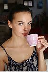 विदेशी किशोरी वेनिस लेई है तैयार के लिए नग्न प्रस्तुत के बाद उसके सुबह कॉफी