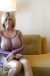 Ältere blonde Hausfrau baring massive Titten während Babe FOTO verbreiten
