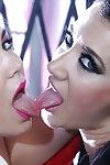 Impressionante lésbicas babes são beijos e buceta lambendo cada outros
