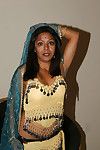 लंपट भारतीय महिला दिखा रहा है उसके अच्छा स्तन और बालों वाली चूत