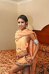 शरारती भारतीय महिला पर उच्च ऊँची एड़ी के जूते दिखा रहा है उसके स्तन और चूत