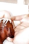 genç Sarışın Sürtük Jenna Fildişi veren bir büyük siyah dick bir oral seks