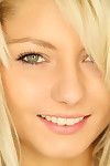 блондинка сексуальная подросток Грейс Полоски джинсы в показать Живенько сиськи и побрился киска губы