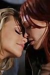 女同性恋 美眉 Bree 丹尼尔斯 和 Mia Malkova 使用 粉红色 舌头 上 湿 婊子