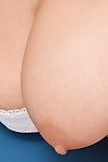 Большой tittied Европейский брюнетка Роксана представляет тайна о ее киска